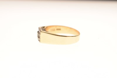 Lot 10 - Diamond 18ct yellow gold cluster ring