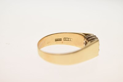 Lot 10 - Diamond 18ct yellow gold cluster ring