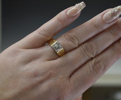 Lot 10 - Diamond 18ct yellow gold cluster ring
