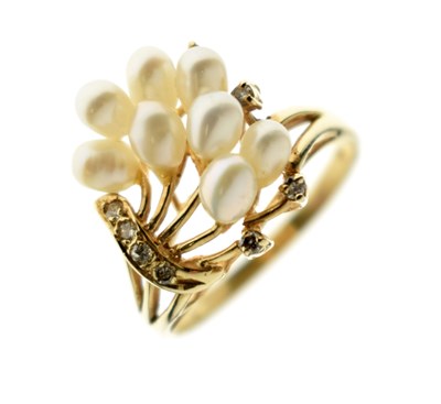 Lot 27 - Freshwater pearl and diamond dress ring