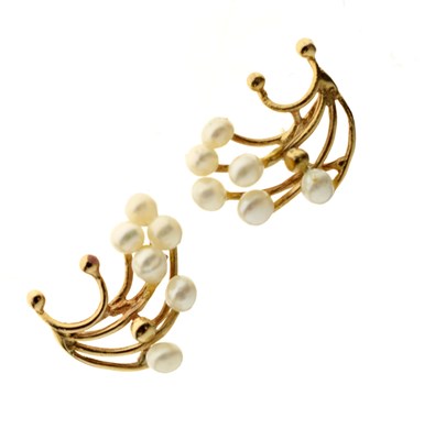 Lot 174 - Freshwater pearl yellow metal spray earrings