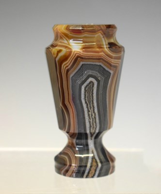 Lot 346 - Late 19th century banded agate faceted desk seal