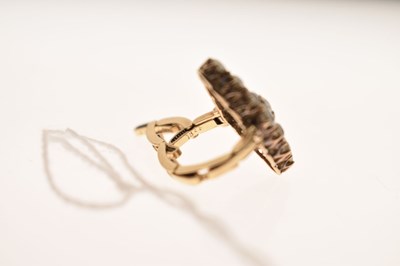 Lot 11 - Early 20th century diamond marquise yellow metal ring