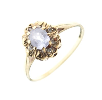 Lot 6 - 9ct gold cluster ring