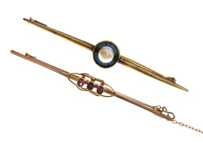 Lot 82 - Edwardian gem-set yellow metal bar brooch, etc (2)