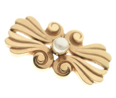 Lot 91 - Vintage yellow metal brooch set a single cultured pearl