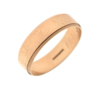 Lot 73 - 9ct gold wedding band
