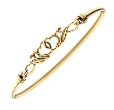 Lot 157 - Unmarked yellow-metal snap bangle with entwined hearts motif