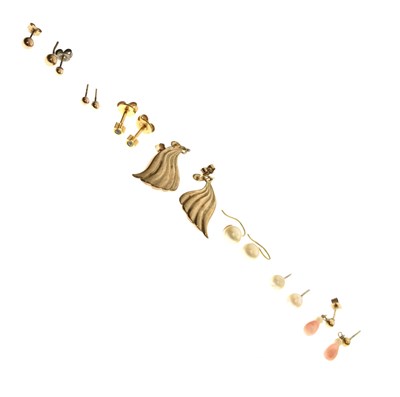 Lot 176 - Small group of earrings