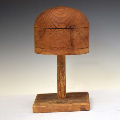 Lot 358 - Pine milliner's hat or wig stand, 36.5cm high