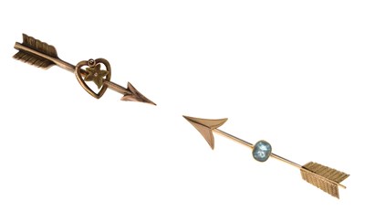 Lot 86 - Victorian 'cupids arrow' 9ct gold bar brooch, etc