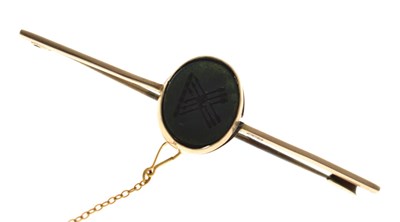 Lot 87 - Early 20th century intaglio bar brooch, stamped '9ct'