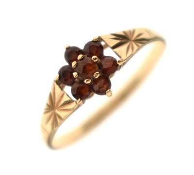 Lot 70 - Garnet flowerhead cluster 9ct gold ring