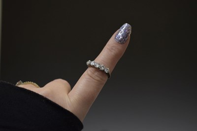 Lot 7 - Early 20th century diamond five stone 18ct yellow and white gold set ring