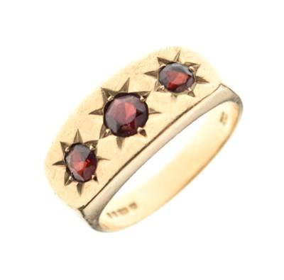 Lot 13 - Gentleman's 9ct gold ring