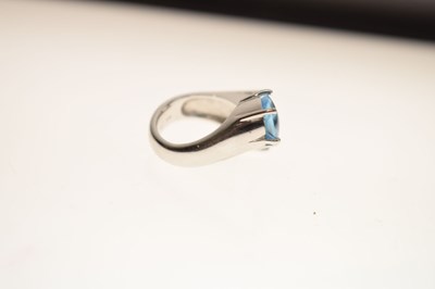 Lot 32 - White sapphire and blue topaz white metal 'toi et moi' style ring