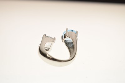 Lot 32 - White sapphire and blue topaz white metal 'toi et moi' style ring