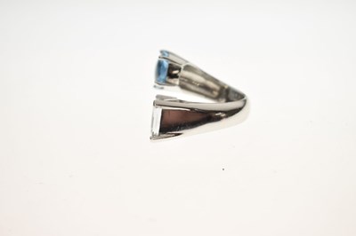 Lot 32 - White sapphire and blue topaz white metal 'toi et moi' style ring