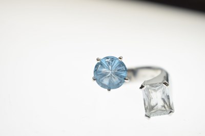 Lot 32 - White sapphire and blue topaz white metal 'toi et moi' style ring