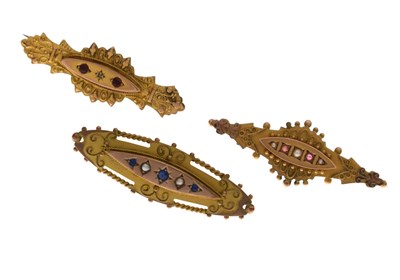 Lot 108 - Three Victorian / Edwardian Etruscan-style brooches