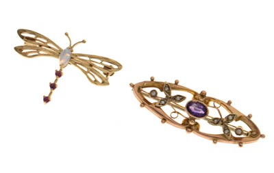 Lot 107 - Two 9ct gold brooches