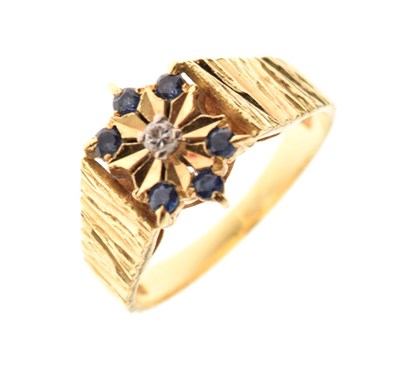 Lot 7 - 18ct gold cluster ring