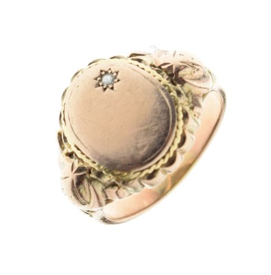 Lot 15 - Gentleman's unmarked yellow metal signet ring