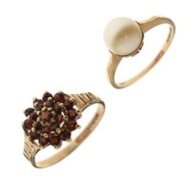 Lot 65 - Garnet 9ct gold cluster ring together with a cultured pearl 9ct gold ring (2)