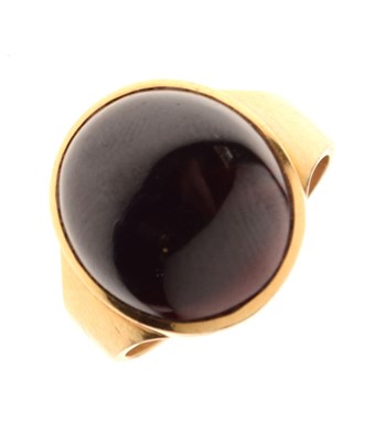 Lot 14 - Gentleman's garnet set yellow metal ring