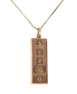 Lot 126 - 9ct gold ingot pendant on a 9ct gold box link chain