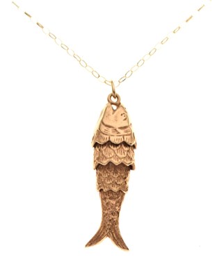 Lot 41 - Yellow metal articulated fish pendant