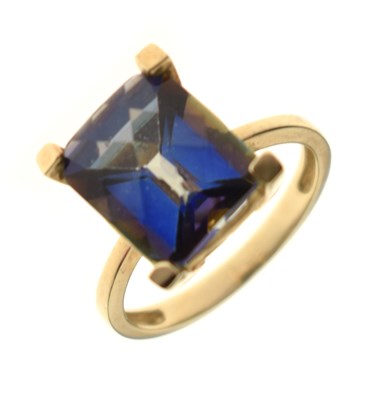 Lot 64 - 9ct gold mystic topaz dress ring (a/f)