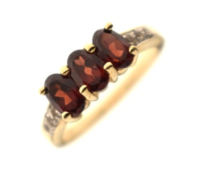 Lot 52 - Three-stone garnet 9ct gold ring