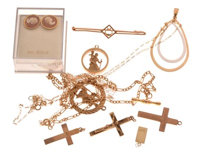 Lot 82 - Assorted 9ct and yellow metal jewellery