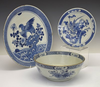Lot 340 - Three items of Chinese blue and white porcelain