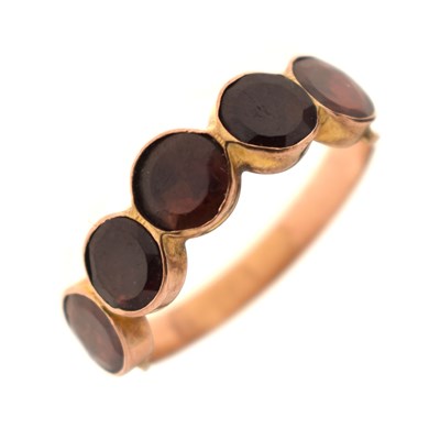 Lot 24 - Georgian garnet foiled unmarked yellow metal ring