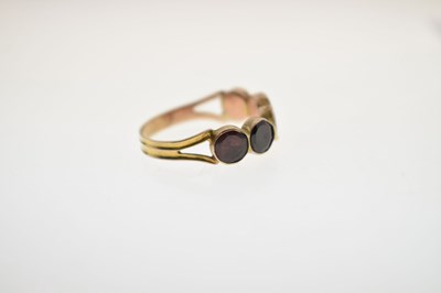 Lot 24 - Georgian garnet foiled unmarked yellow metal ring