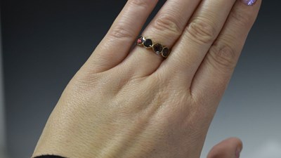 Lot 24 - Georgian garnet foiled unmarked yellow metal ring