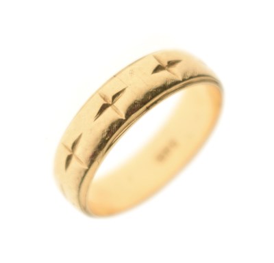 Lot 64 - Yellow metal engraved wedding band, stamped '585'