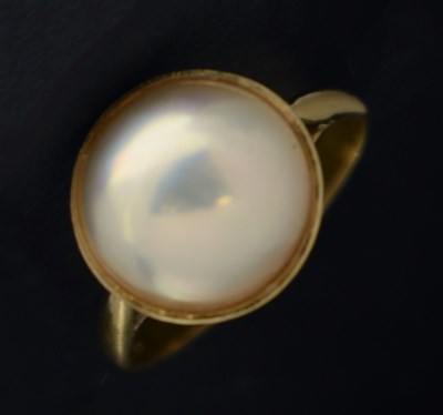 Lot 51 - Yellow metal (850) and split pearl ring