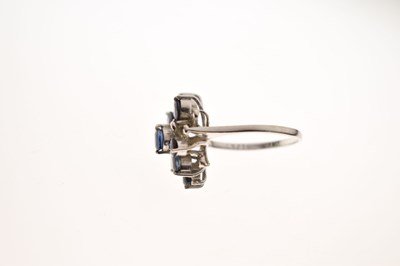 Lot 21 - Sapphire and diamond white metal cluster ring