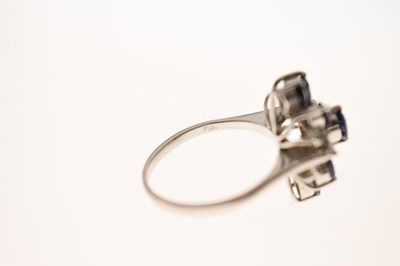 Lot 21 - Sapphire and diamond white metal cluster ring