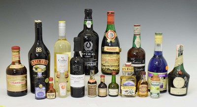 Lot 846 - Quantity of mixers, etc