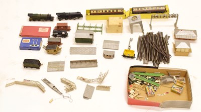 Lot 518 - Hornby Dublo - Small group of 00 gauge railway trainset items