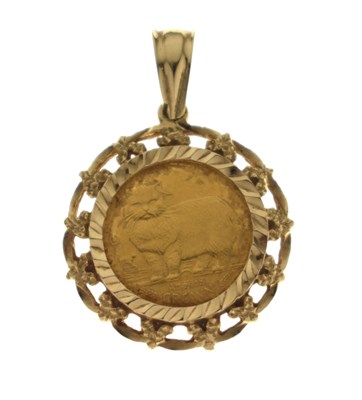 Lot 301 - Isle of Man 1/25oz gold crown, 1989, in a yellow metal pendant mount