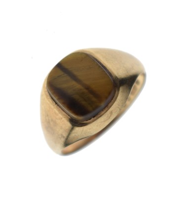 Lot 43 - Tiger's eye 9ct gold signet ring