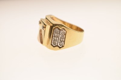 Lot 40 - Egyptian yellow metal signet type ring, 10.5g approx