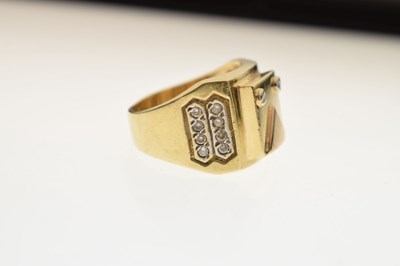 Lot 40 - Egyptian yellow metal signet type ring, 10.5g approx