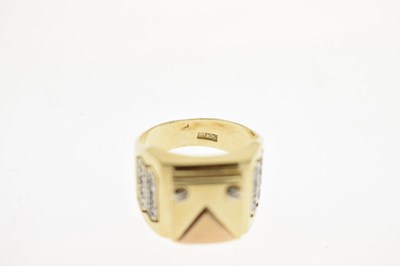 Lot 40 - Egyptian yellow metal signet type ring, 10.5g approx