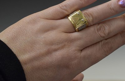 Lot 40 - Egyptian yellow metal signet type ring, 10.5g approx
